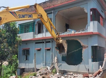 ইছামতির পাড়ের অবৈধ স্থাপনা উচ্ছেদ শুরু