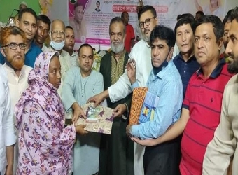 তথ্যমন্ত্রীর পক্ষে ঈদ বস্ত্র পেল রাঙ্গুনিয়ার ৬০০ জন