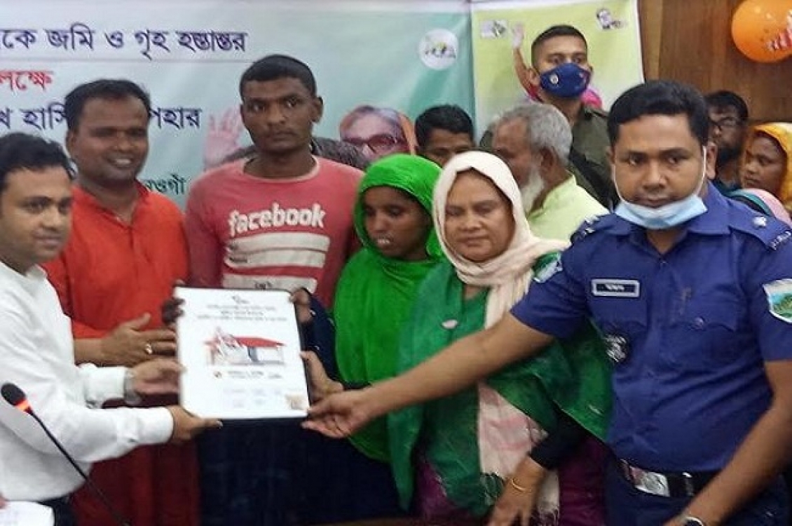 আত্রাইয়ে গৃহহীনদের মাঝে প্রধানমন্ত্রীর উপহার ‘ঘর’ বিতরণ
