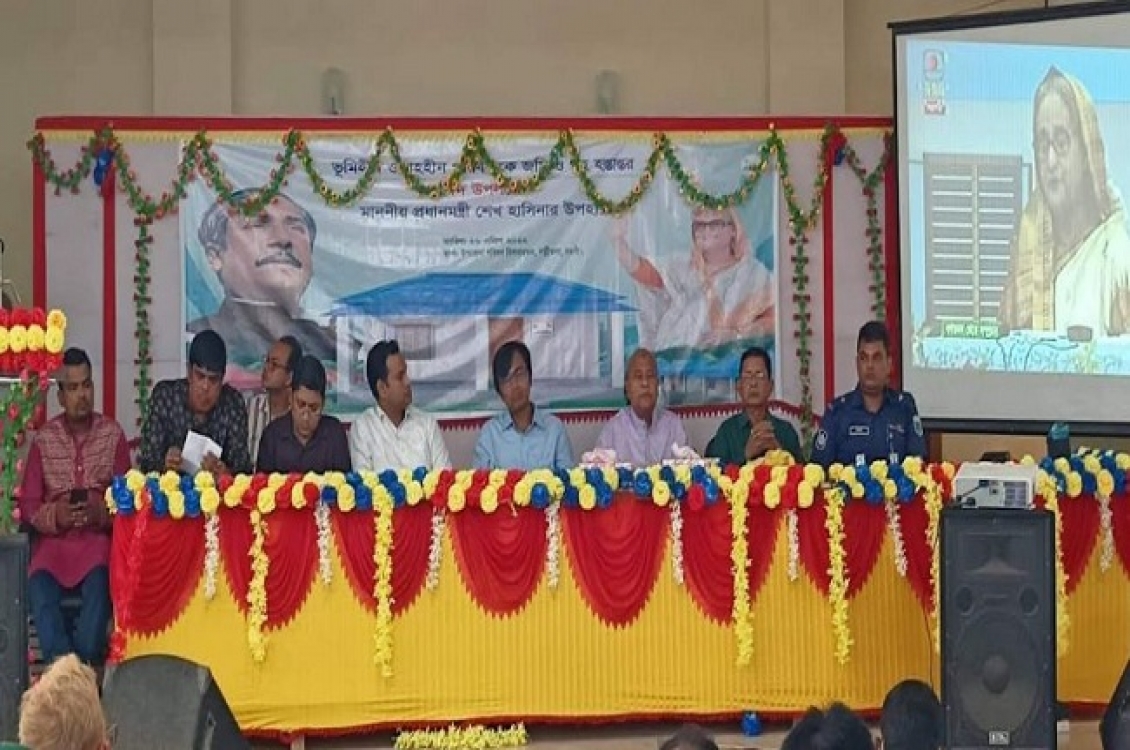 পত্নীতলায় প্রধানমন্ত্রীর উপহার গৃহহীনদের মাঝে ঘর হস্তান্তর
