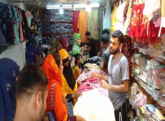 শেষ মূহুর্তে জমে উঠেছে নড়াইলে ঈদ বাজার