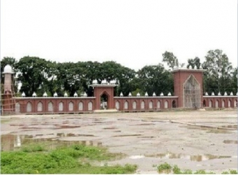 পাবনায় বৃষ্টিতে বিঘ্নিত হল ঈদের জামাত 