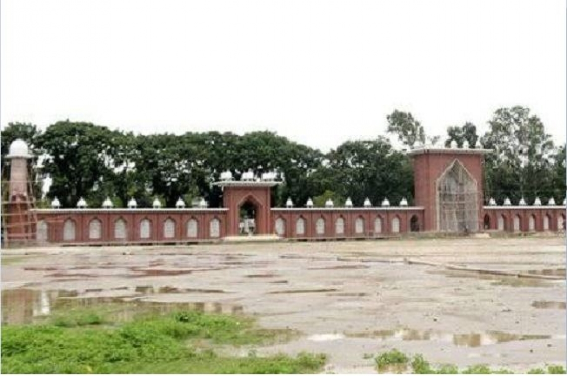 পাবনায় বৃষ্টিতে বিঘ্নিত হল ঈদের জামাত 