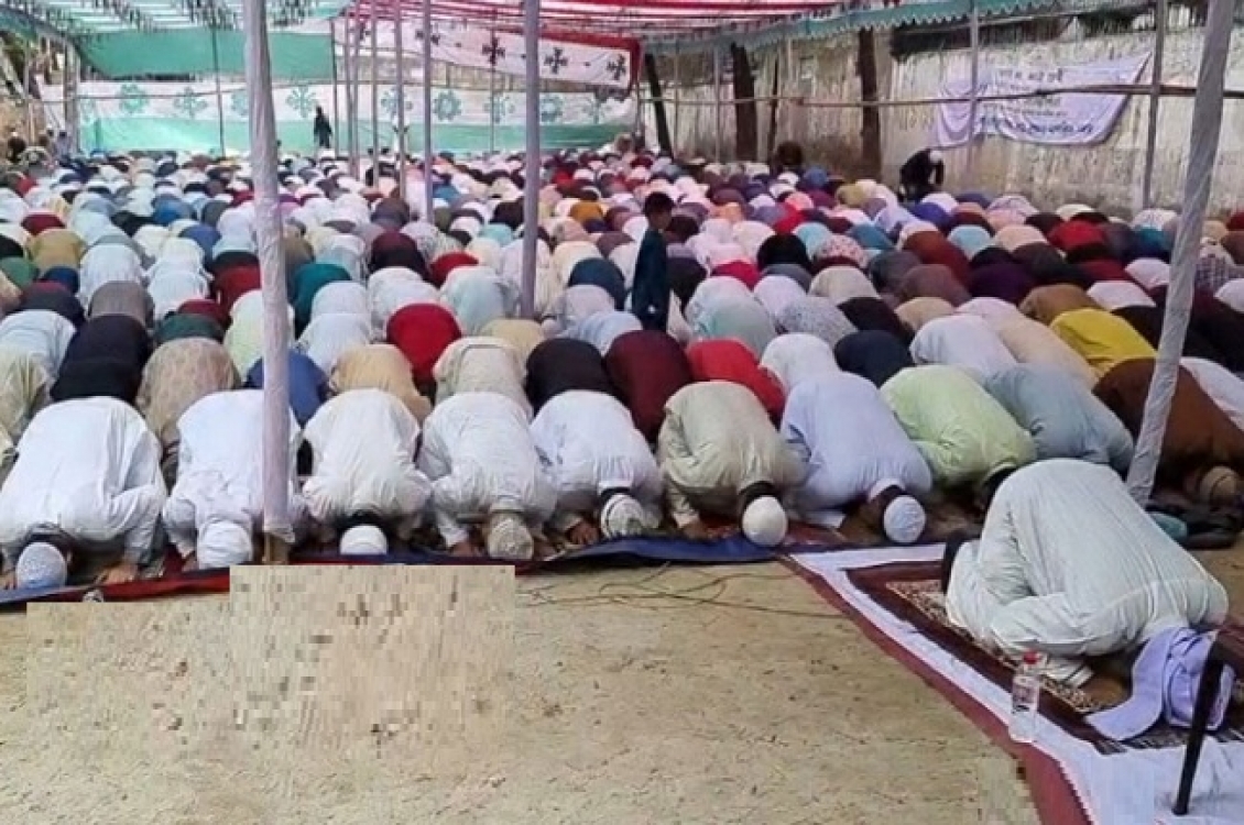  তেঁতুলতলা মাঠে ঈদের নামাজ আদায় করল মুসল্লিরা