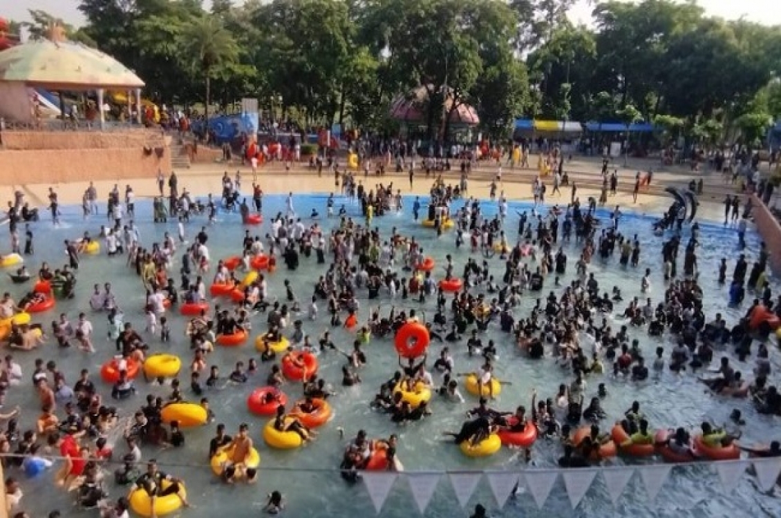 দর্শনার্থীদের উপচে পড়া ভিড় চট্টগ্রামে