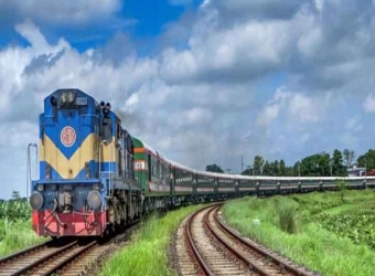 রেলমন্ত্রীর আত্মীয়কে জরিমানা করায় টিটিই বরখাস্ত