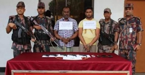 বেনাপোলে ৫টি পিস্তলসহ পিতা-পুত্র আটক 