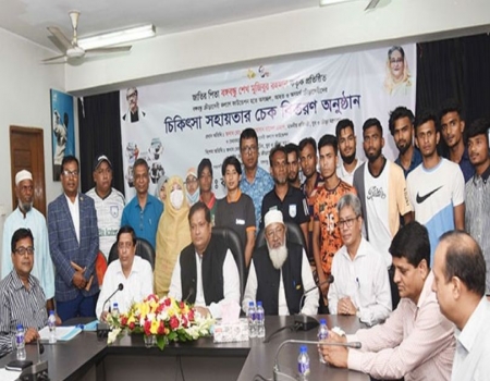 অসহায় ক্রীড়াবিদদের মাঝে কোটি টাকার চেক বিতরণ