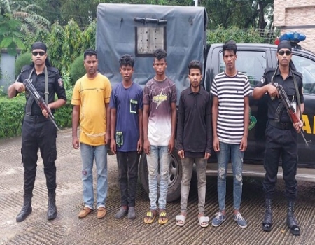 ২০ কেজি গাঁজা সহ ৫ মাদক ব্যবসায়ী  আটক