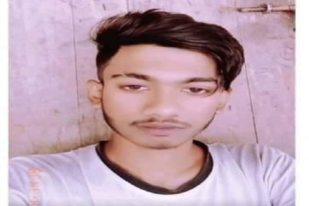 চলন্ত ট্রেনে সেলফি তুলতে গিয়ে স্কুলছাত্রের মৃত্যু