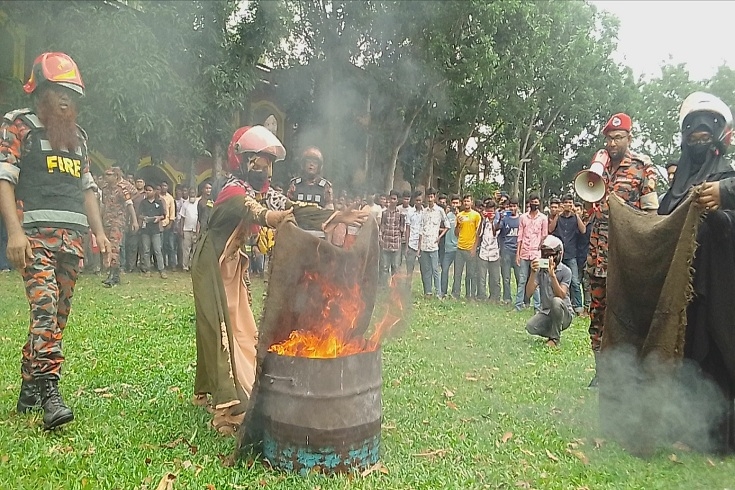 অগ্নিকাণ্ড ও ভূমিকম্পের ক্ষয়ক্ষতি কমাতে নওগাঁয় মহড়া অনুষ্ঠিত