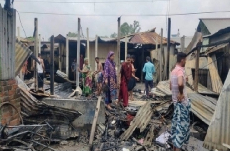 গাজীপুরে আগুনে পুড়ে গেছে দুইটি কলোনীর ৩০টি ঘর