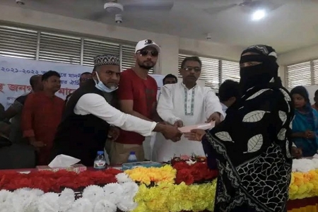 দুস্থ জনগণের মাঝে মাশরাফি চেক বিতরণ 
