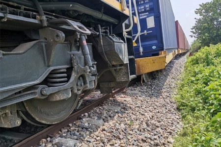 মিরসরাইয়ে মালবাহি ট্রেনের সামনে আত্মহত্যা