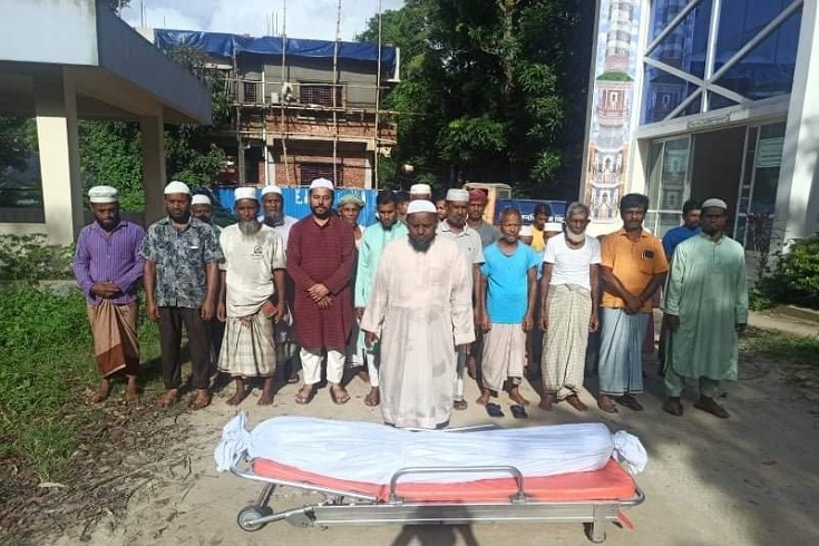 মিরসরাইয়ে গাড়ির ধাক্কায় ভবঘুরের মৃত্যু, দাফনে শেষ বিদায়ে বন্ধু