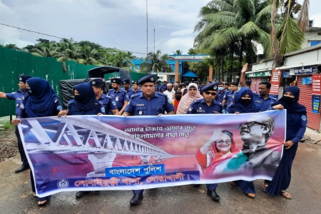 পদ্মা সেতুর উদ্বোধন উপলক্ষে সোনাইমুড়ী থানা পুলিশের শোভাযাত্রা