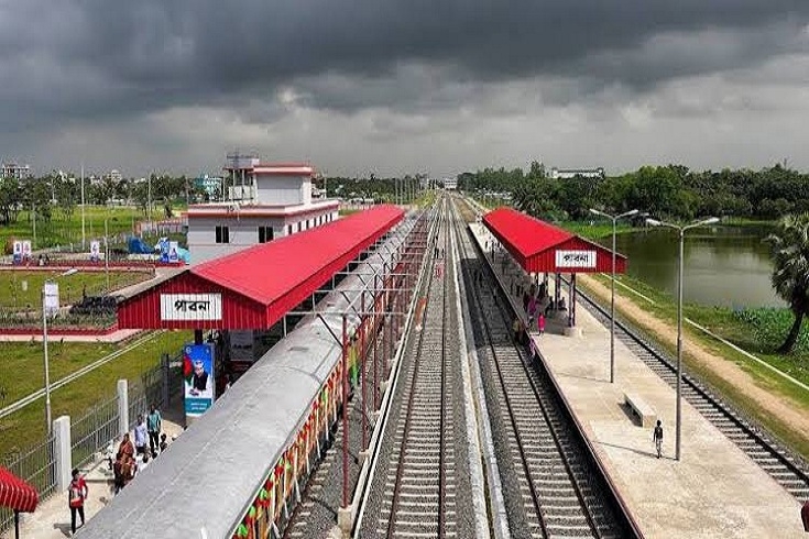 পাবনায় ট্রেনে কাটা পড়ে স্কুলছাত্র নিহত