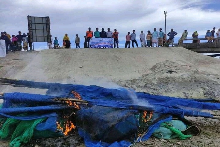 পেকুয়ায় অভিযানে চিংড়ি রেণু-বেহুন্দি জাল জব্দ