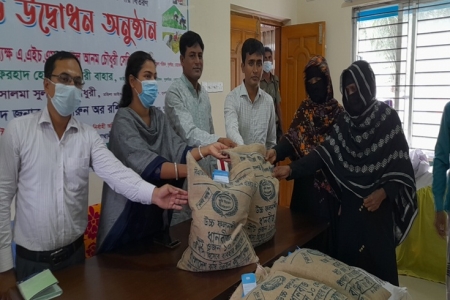সুবর্ণচরে কৃষকদের মাঝে ধানের বীজ ও সার বিতরণ