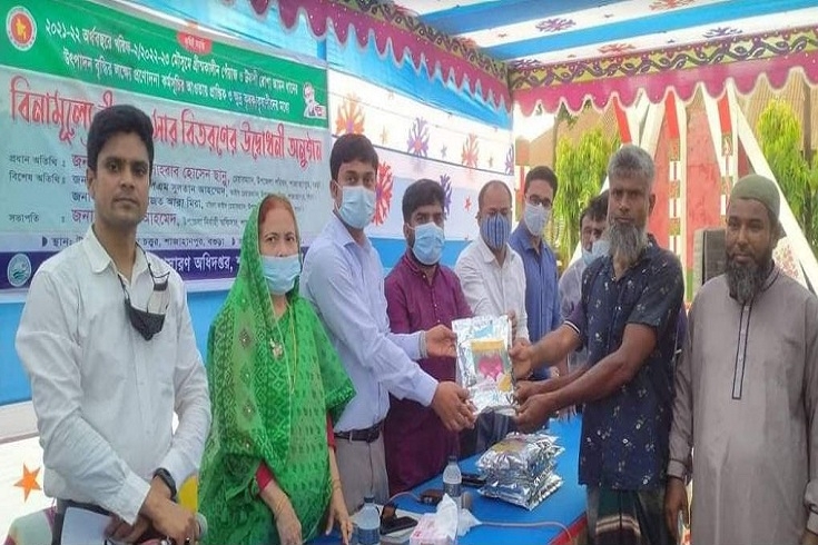 শাজাহানপুরে কৃষকদের মাঝে বীজ ও সার বিতরণ