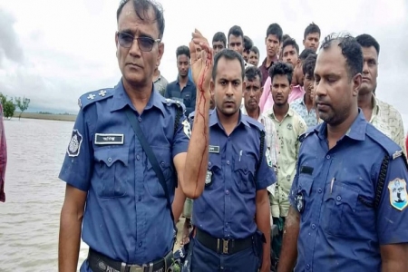 পেকুয়ায় নৌপুলিশের সাথে পোনা আহরণকারীদের হাতাহাতি!