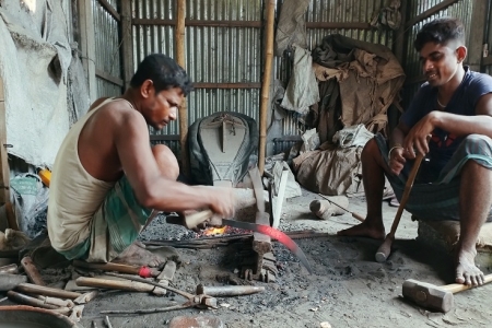 শেষ মুহূর্তে ব্যস্ত পাবনার কামারপাড়া