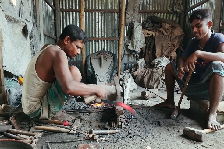 শেষ মুহূর্তে ব্যস্ত পাবনার কামারপাড়া