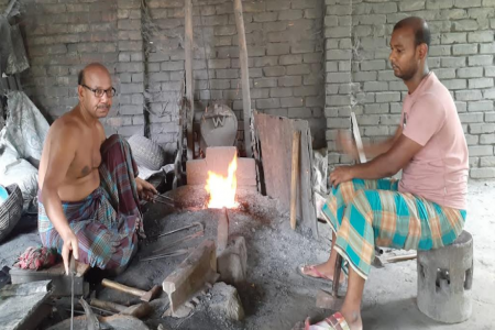 চুয়াডাঙ্গার জীবননগরে ব্যস্ততা বেড়েছে কামার পাড়ায়