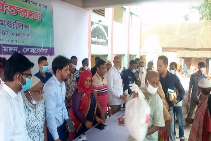 মদনে অসহায় পরিবারের মাঝে ত্রাণ সামগ্রী বিতরণ করেন জেলা প্রশাসক 