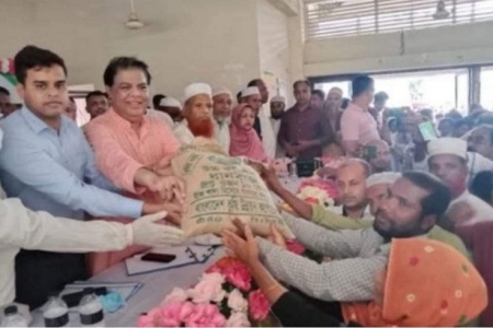 শ্রীপুরে কৃষকের মাঝে সার বিতরণ 