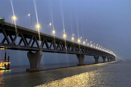 পদ্মা সেতু: স্ত্রীকে স্বামীর নির্যাতন