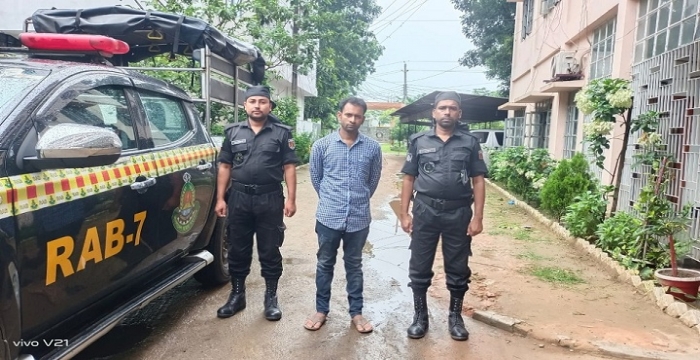 ফেনীর ছাগলনাইয়ে এক চোরা কারবারি আটক