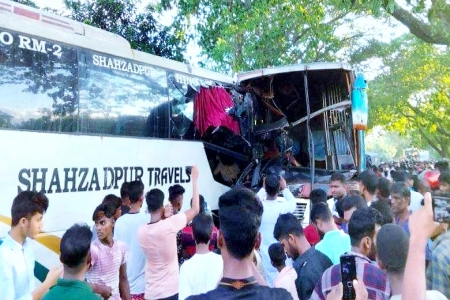 ঢাকা - পাবনা মহাসড়কে দুটি বাসের মুখোমুখি সংঘর্ষ