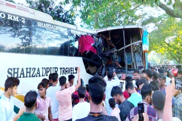 ঢাকা - পাবনা মহাসড়কে দুটি বাসের মুখোমুখি সংঘর্ষ