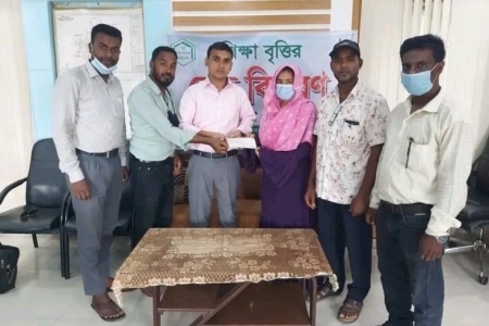 পিকেএসএফের অর্থায়নে শিক্ষা বৃত্তির চেক বিতরণ