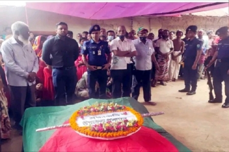 নিয়ামতপুরে রাষ্ট্রীয় মর্যাদায় বীর মুক্তিযোদ্ধার অন্ত্যেষ্টিক্রিয়া সম্পন্ন