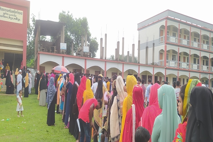 শ্রীপুরে নতুন ভোটার হতে বৈরাগীরচালা উচ্চ বিদ্যালয়ে দীর্ঘ লাইন