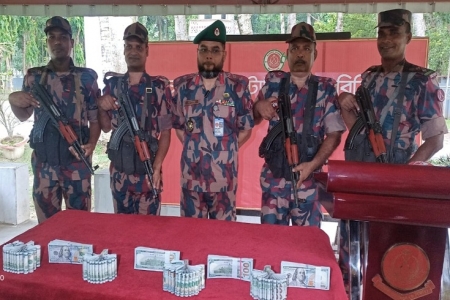 চুয়াডাঙ্গায় বিজিবির অভিযানে ৮০ হাজার ইউএস ডলার আটক
