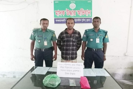 কেএমপি'র অভিযানে গাঁজা ও নগত টাকাসহ  গ্রেপ্তার-১