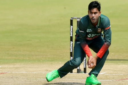 মিসফিল্ডিংয়ে উইকেট পেল বাংলাদেশ