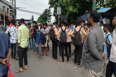 চট্টগ্রামে গণপরিবহন সংকট : যাত্রীদের ভোগান্তি