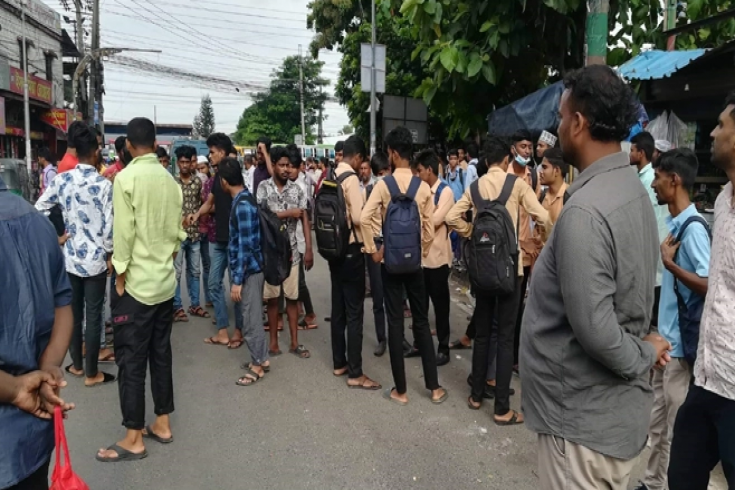 চট্টগ্রামে গণপরিবহন সংকট : যাত্রীদের ভোগান্তি