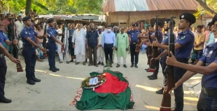 নিয়ামতপুরে রাষ্ট্রীয় মর্যাদায় বীর মুক্তিযোদ্ধা বংশীধর পালের অন্ত্যেষ্টিক্রিয়া সম্পন্ন