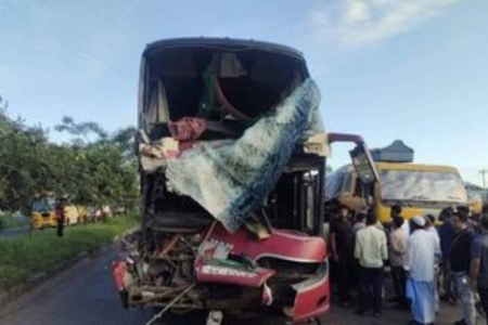 মিরসরাইয়ে ট্রাকের পেছনে বাসের ধাক্কা, চালক নিহত