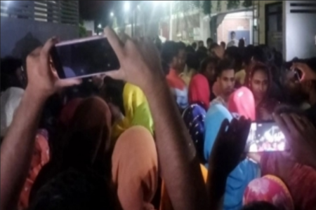 গাজীপুরে বেতনের দাবিতে শ্রমিক বিক্ষোভ