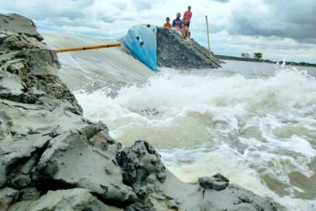 কয়রায় বেড়িবাঁধ ভেঙে কয়েক গ্রাম প্লাবিত