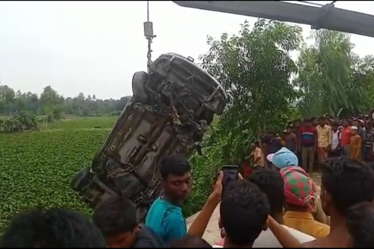নওগাঁয় সড়ক দুর্ঘটনায় স্বামী-স্ত্রী নিহত, আহত ১