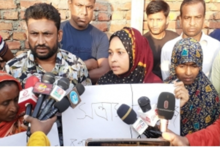 শ্রীপুরে বসতভিটা রক্ষা করতে এক নারীর স্বজনদের নিয়ে মানববন্ধন