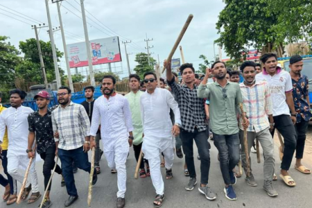 সাতকানিয়ায় লাঠি হাতে নেমে ছাত্রদলের মিছিল লণ্ডভণ্ড করল ছাত্রলীগ