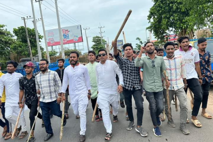 সাতকানিয়ায় লাঠি হাতে নেমে ছাত্রদলের মিছিল লণ্ডভণ্ড করল ছাত্রলীগ